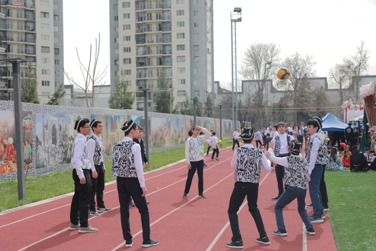 ✅ Bugun Muhammad al-Xorazmiy nomidagi ixtisoslashtirilgan maktab hududida Ixtisoslashtirilgan ta’lim muassasalari agentligi rahbariyati, mas’ul xodimlari va butun maktab jamoasining bir bo’lib tashkil qilgan sa’y-harakatlari natijasida - mehmonlar uchun bayramona muhit yaratilib, do‘stona suhbat va samimiy muloqotlar uchun keng imkoniyatlar yaratildi.