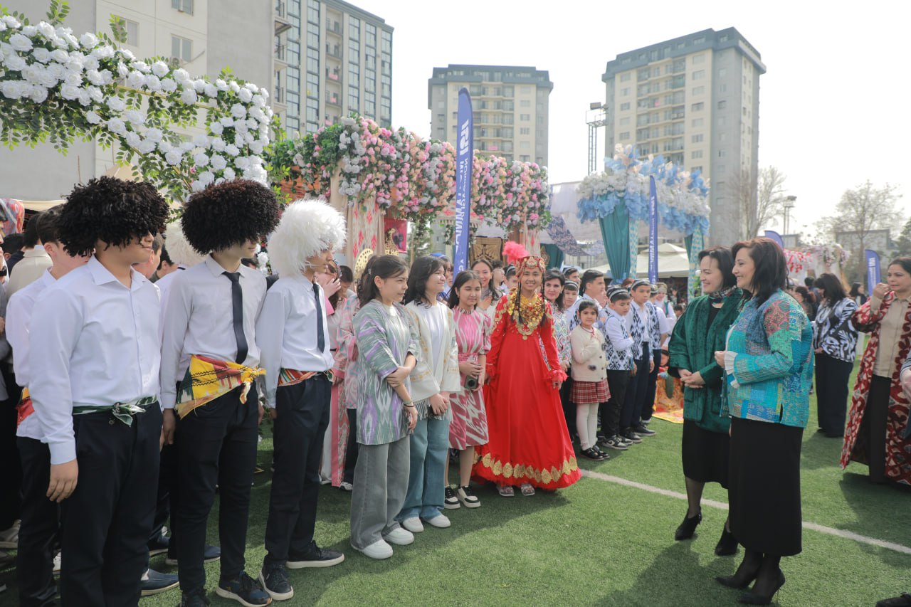✅ Bugun Muhammad al-Xorazmiy nomidagi ixtisoslashtirilgan maktab hududida Ixtisoslashtirilgan ta’lim muassasalari agentligi rahbariyati, mas’ul xodimlari va butun maktab jamoasining bir bo’lib tashkil qilgan sa’y-harakatlari natijasida - mehmonlar uchun bayramona muhit yaratilib, do‘stona suhbat va samimiy muloqotlar uchun keng imkoniyatlar yaratildi.