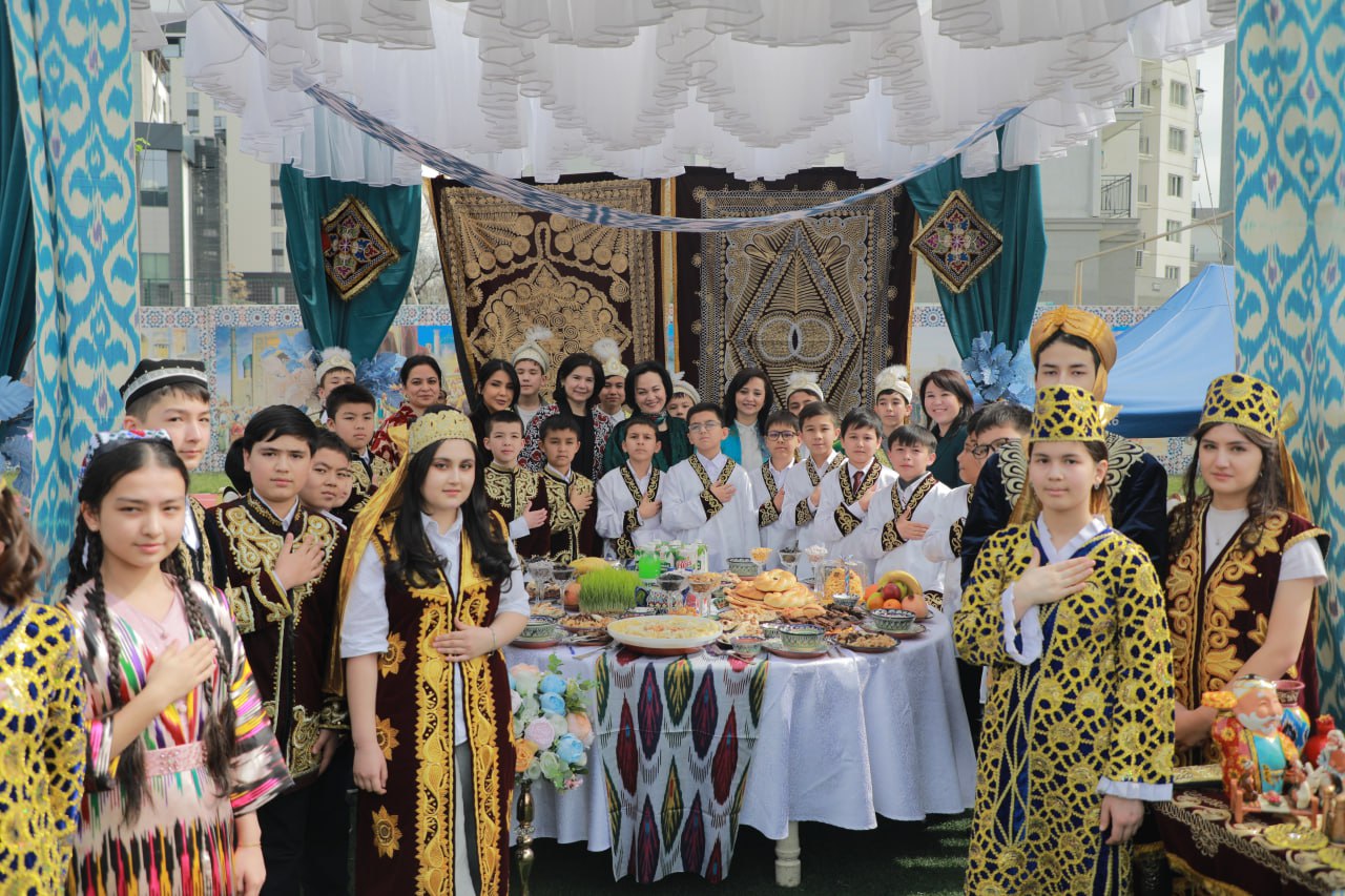 ✅ Bugun Muhammad al-Xorazmiy nomidagi ixtisoslashtirilgan maktab hududida Ixtisoslashtirilgan ta’lim muassasalari agentligi rahbariyati, mas’ul xodimlari va butun maktab jamoasining bir bo’lib tashkil qilgan sa’y-harakatlari natijasida - mehmonlar uchun bayramona muhit yaratilib, do‘stona suhbat va samimiy muloqotlar uchun keng imkoniyatlar yaratildi.