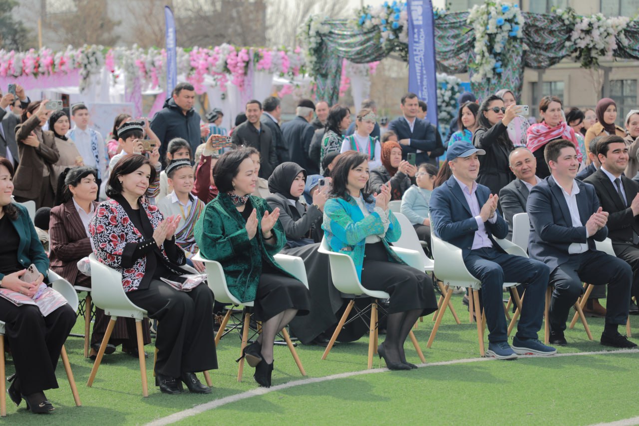 ✅ Bugun Muhammad al-Xorazmiy nomidagi ixtisoslashtirilgan maktab hududida Ixtisoslashtirilgan ta’lim muassasalari agentligi rahbariyati, mas’ul xodimlari va butun maktab jamoasining bir bo’lib tashkil qilgan sa’y-harakatlari natijasida - mehmonlar uchun bayramona muhit yaratilib, do‘stona suhbat va samimiy muloqotlar uchun keng imkoniyatlar yaratildi.