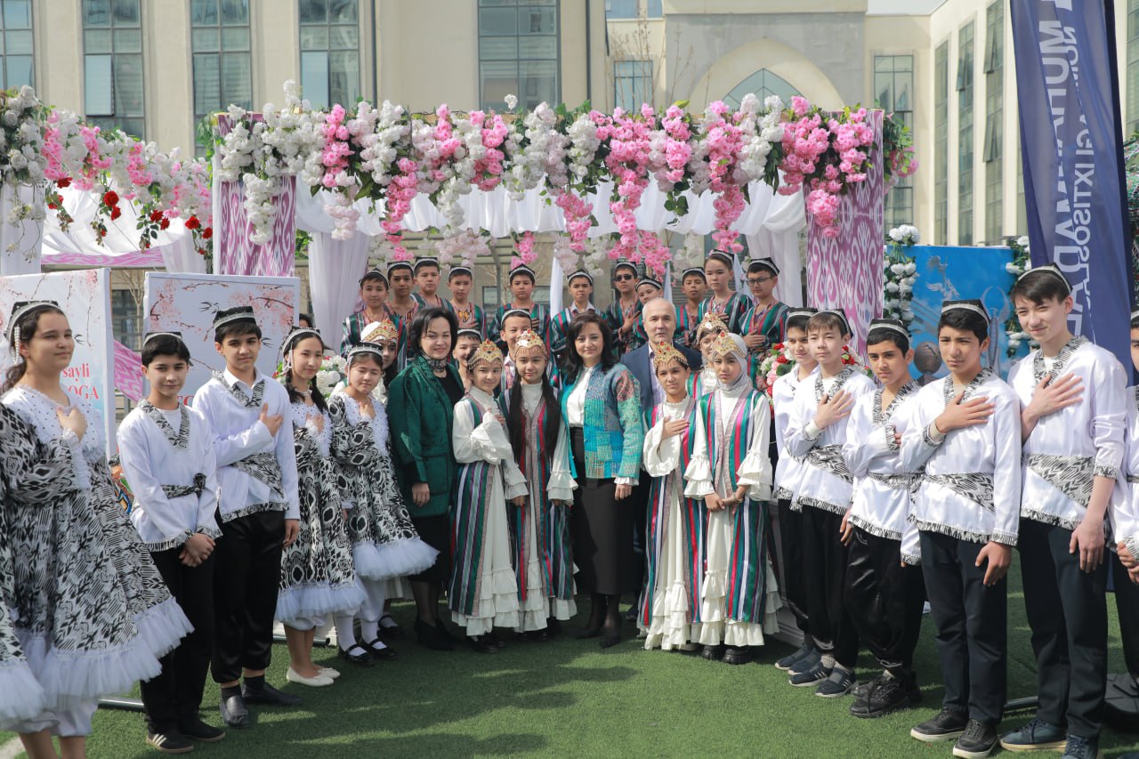 ✅ Bugun Muhammad al-Xorazmiy nomidagi ixtisoslashtirilgan maktab hududida Ixtisoslashtirilgan ta’lim muassasalari agentligi rahbariyati, mas’ul xodimlari va butun maktab jamoasining bir bo’lib tashkil qilgan sa’y-harakatlari natijasida - mehmonlar uchun bayramona muhit yaratilib, do‘stona suhbat va samimiy muloqotlar uchun keng imkoniyatlar yaratildi.