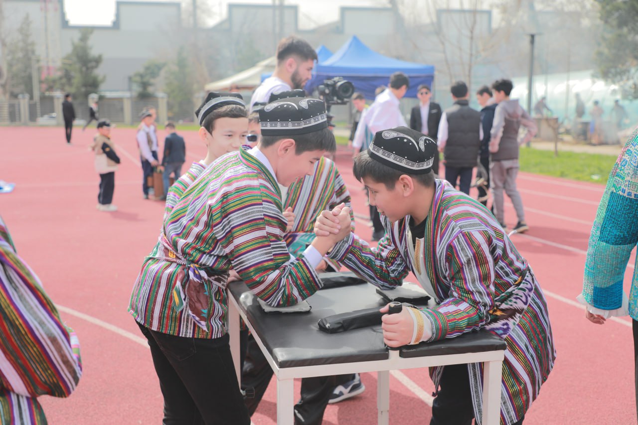 ✅ Bugun Muhammad al-Xorazmiy nomidagi ixtisoslashtirilgan maktab hududida Ixtisoslashtirilgan ta’lim muassasalari agentligi rahbariyati, mas’ul xodimlari va butun maktab jamoasining bir bo’lib tashkil qilgan sa’y-harakatlari natijasida - mehmonlar uchun bayramona muhit yaratilib, do‘stona suhbat va samimiy muloqotlar uchun keng imkoniyatlar yaratildi.