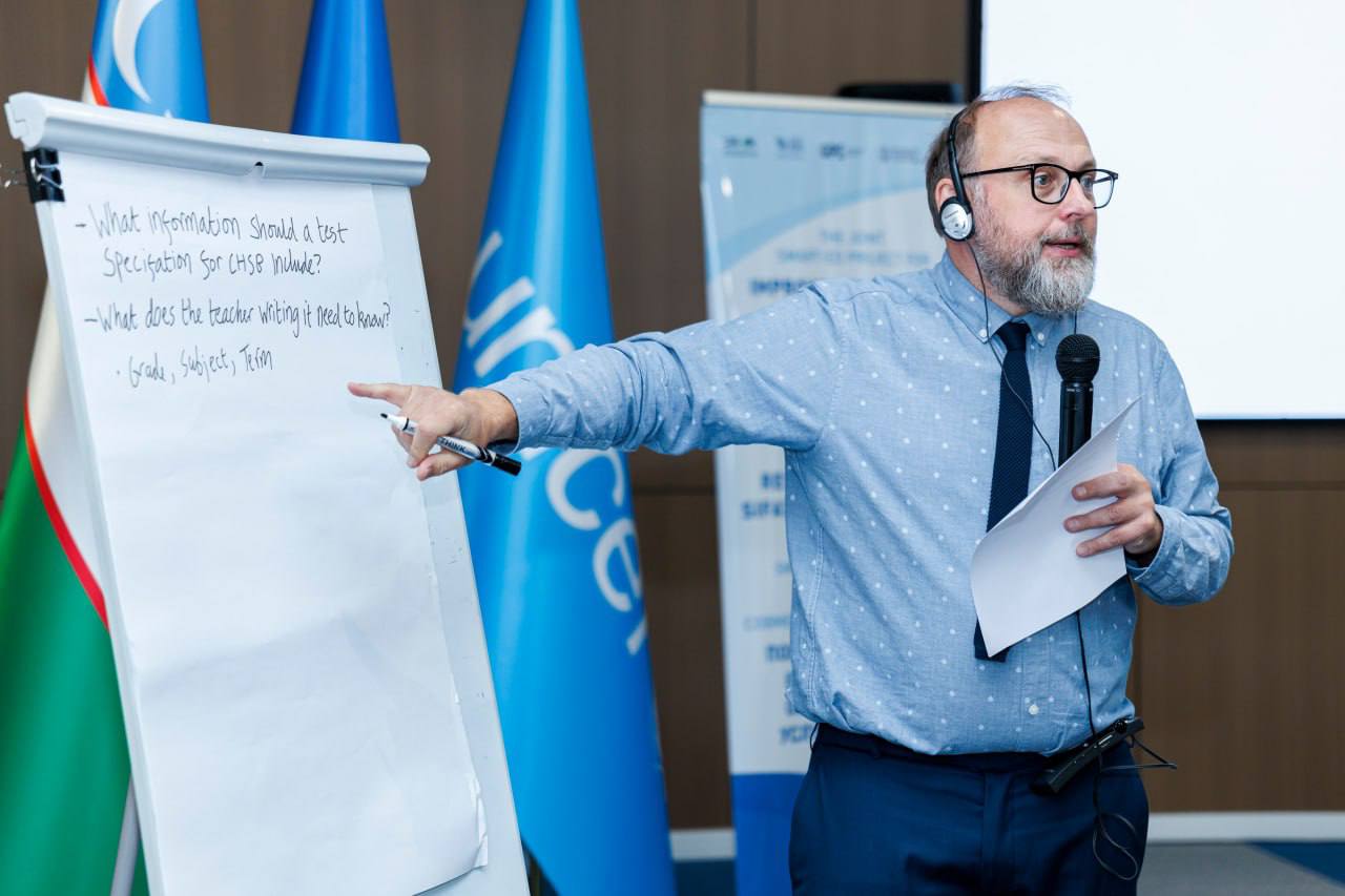 Summativ baholashni takomillashtirish bo‘yicha o‘tkazilgan amaliy seminar jarayonidan fotolavhalar.