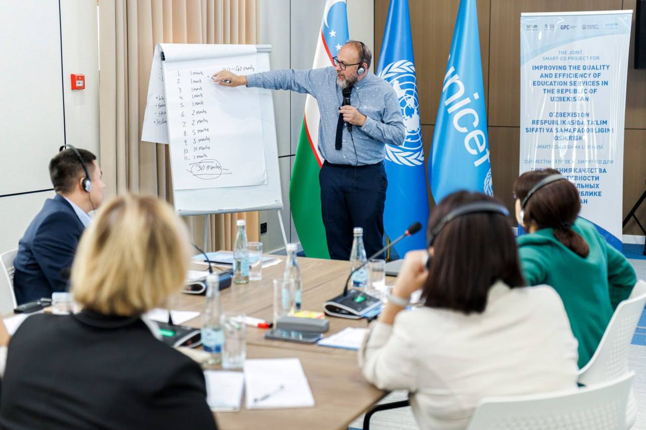 Summativ baholashni takomillashtirish bo‘yicha o‘tkazilgan amaliy seminar jarayonidan fotolavhalar. 