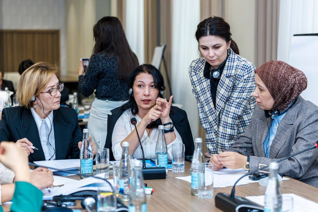 Summativ baholashni takomillashtirish bo‘yicha o‘tkazilgan amaliy seminar jarayonidan fotolavhalar. 